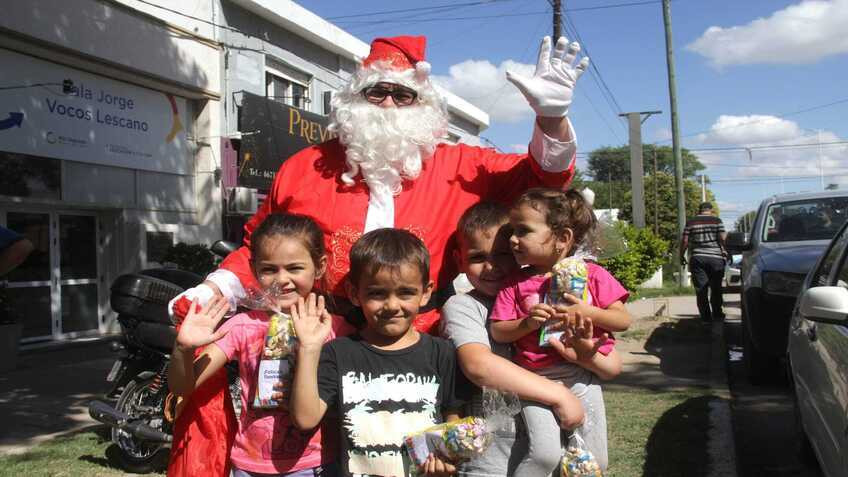 Papá Noel recorrió los barrios de Río Segundo 