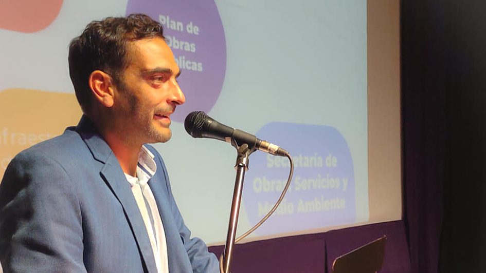 Dario chesta intentente de rio segundo dando una conferencia
